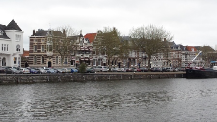 Rij herenhuizen aan het water (Loskade, Middelburg)