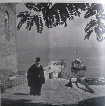 Griekse monnik bij haventje (zwartwit foto)