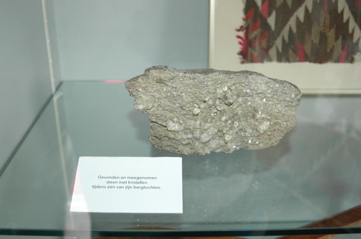 Steen met bergkristal