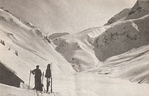 Foto van uitrustende skiër met besneeuwde bergen