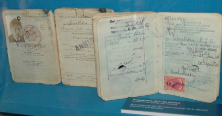 Drie volgestempelde paspoorten
