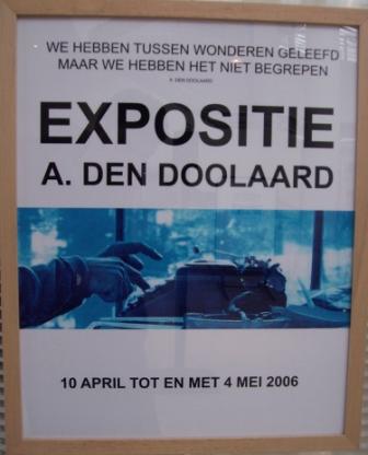 Poster expositie met typende handen