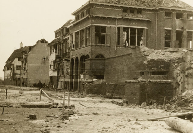 Huizen met oorlogsschade aan de boulevard in Vlissingen 