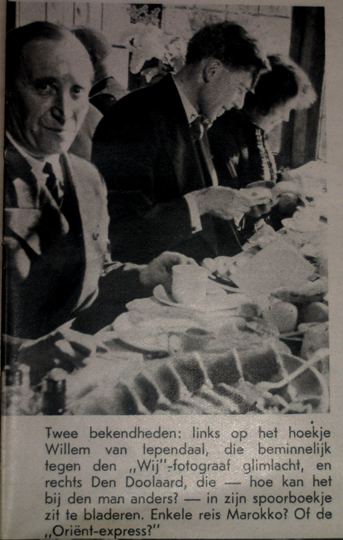 Foto met Willem van Iependaal en A. den Doolaard aan de maaltijd