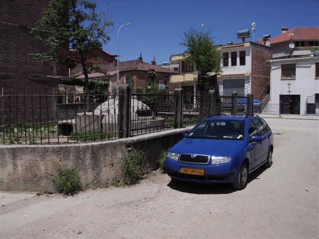 Auto bij Matias en Konstantine in de straat