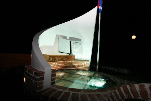 Monument voor A. den Doolaard bij nacht