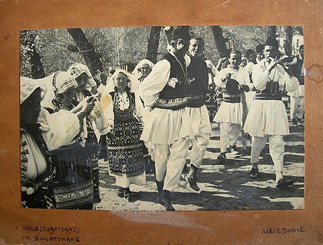 Rondedans door Macedoniërs in klederdracht - foto gemaakt door A. den Doolaard
