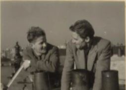 Cas Oorthuys en Bob Spoelstra in 1955 op het dak van Amstel 3