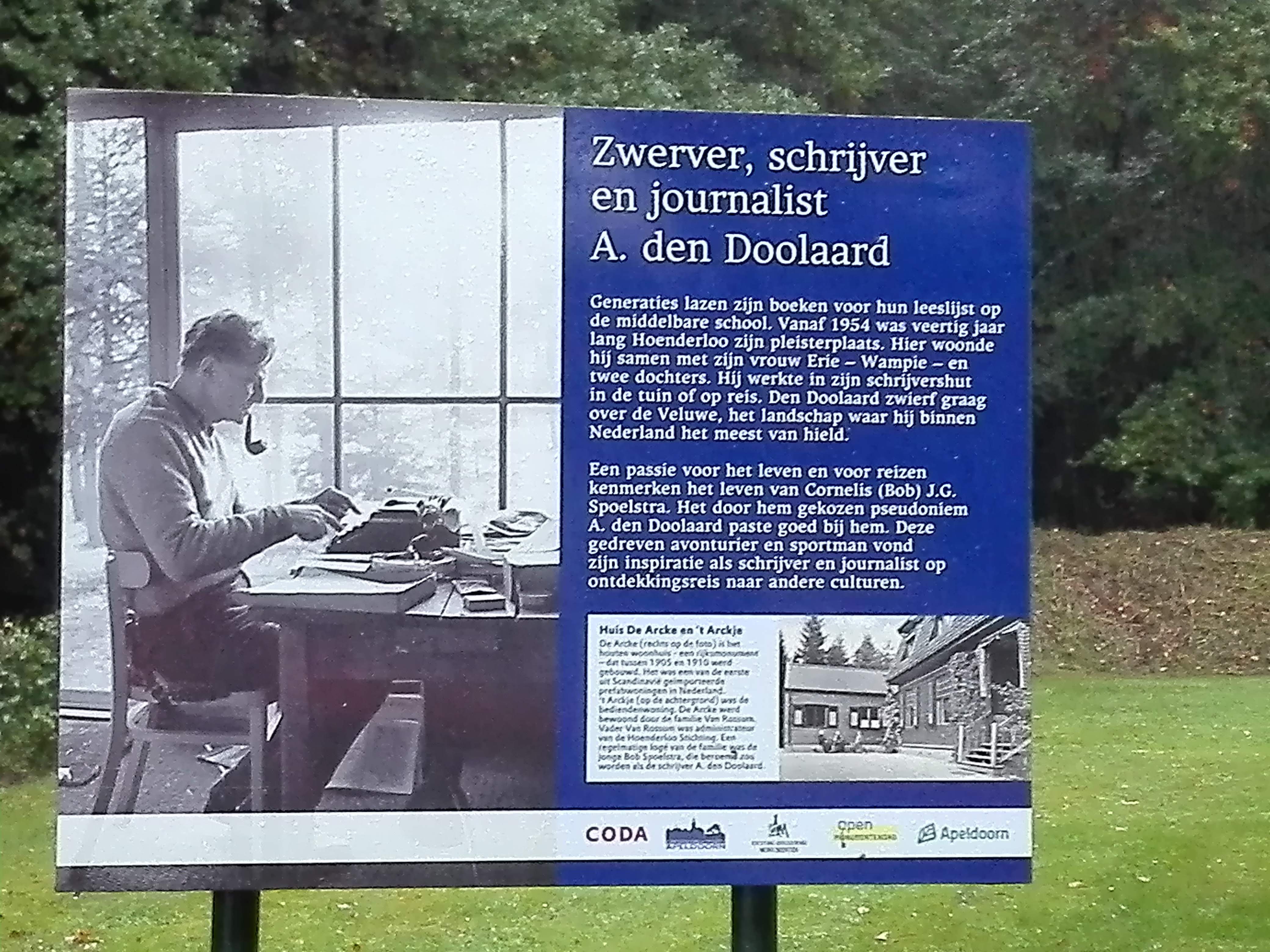 Informatiebord over A. den Doolaard bij museum De Kleine Arcke in Hoenderloo
