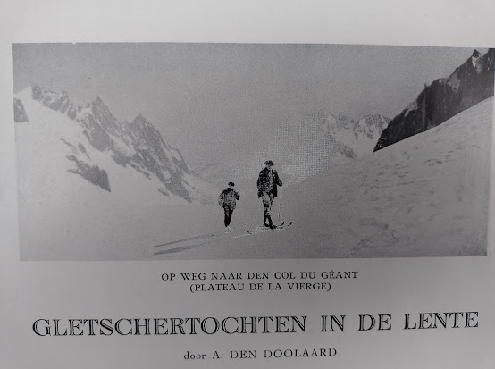 foto van twee skieërs op een besneeuwde bergpas, omringd door bergen. Onderschrift: "Op weg naar den col du Géant (Plateau de la Vierge).
