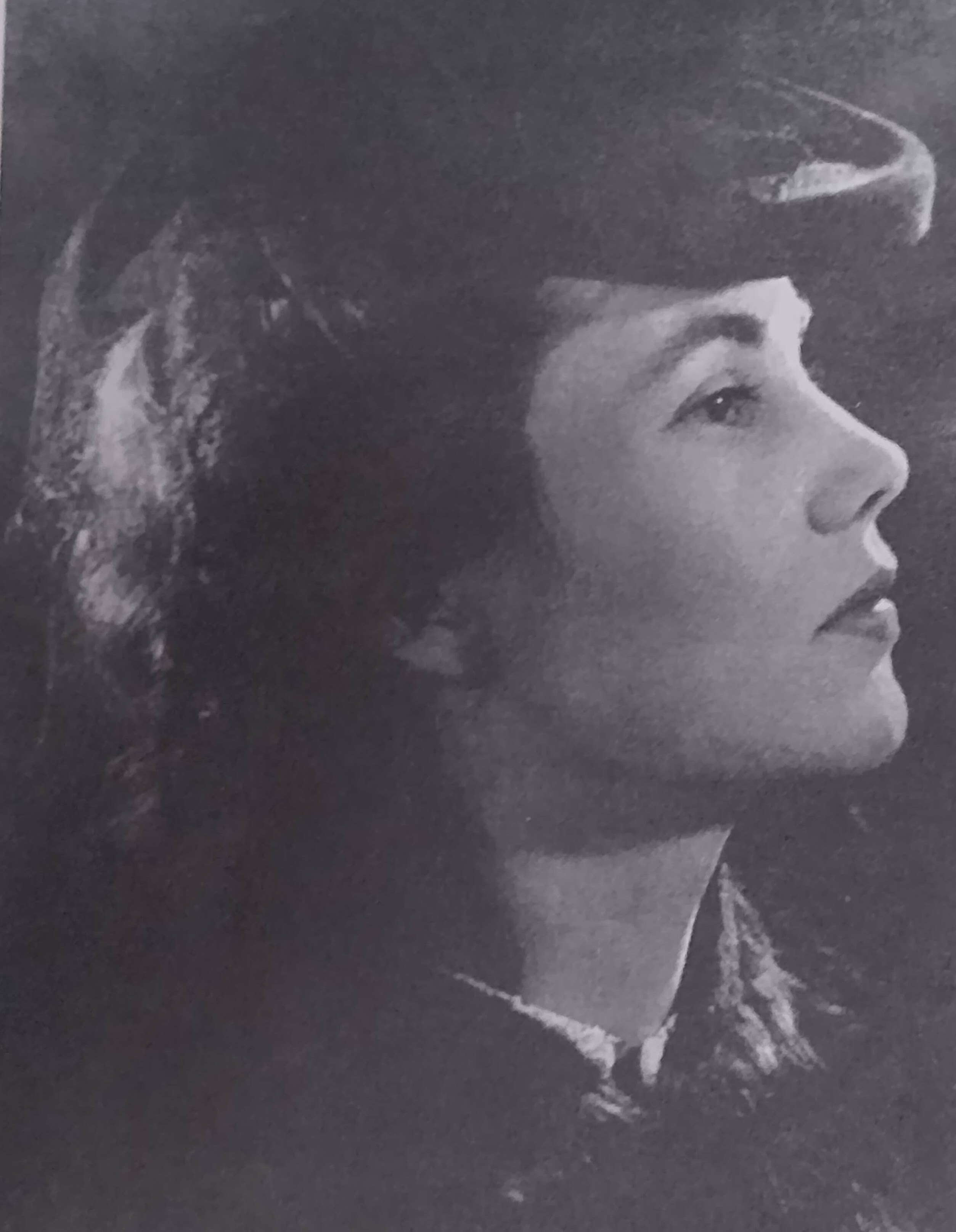 Portret van een jonge vrouw met een hoed