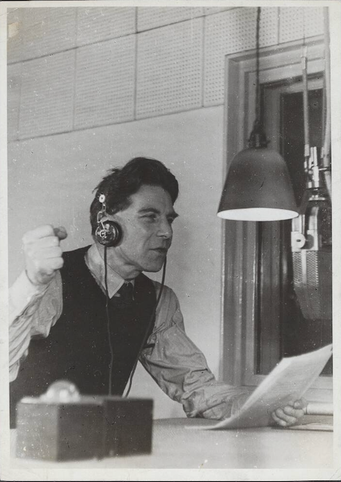 A. den Doolaard achter de microfoon voor Radio Oranje (1943)