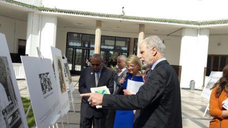 Herman Obdeijn, de maker van de tentoonstelling, geeft uitleg aan de Nederlandse ambassadeur in Marokko