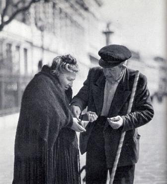 Zwart-wit foto van oudere man (type schipper) en vrouw