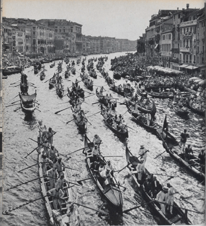 Zwart-wit foto van kanaal met tientallen gondels