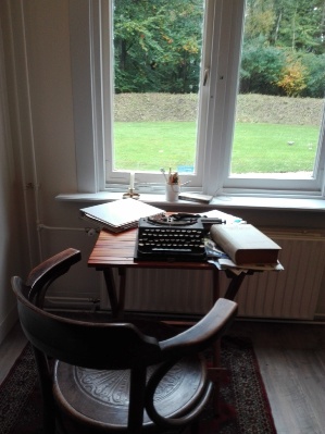 schrijftafel met typemachine