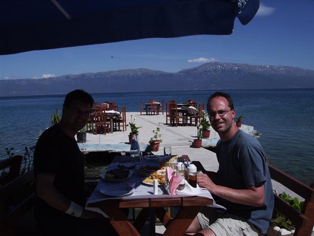Lunch bij restaurantje aan het meer
