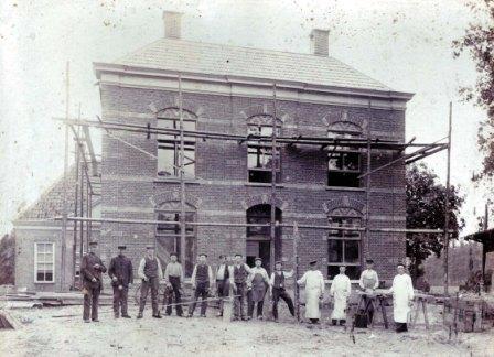 Arbeiders voor de pastorie in aanbouw, Heino, 1905