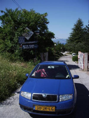 Auto bij poort van Camping Gradiste